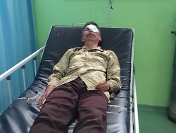 Hati-hati Dengan King Kobra, Seorang Kuli Tinta Disembur Pas Matanya, Hingga Harus Dibawa Ke Rumah Sakit