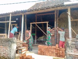 Babinsa Pimpin Gotong Royong Rehab Rumah Supriyono