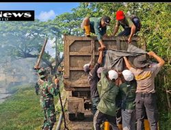 Kodim 1620/Loteng Bersama Masyarakat Laksanakan Karya Bakti Bersikan Kali Leneng Dari Tumpukan Sampah