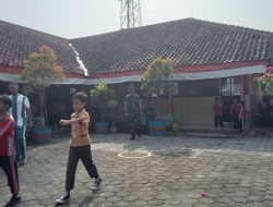 Babinsa Koramil Kemusu Latih Siswa SD Klewor I Tata Cara Pengibaran Bendera Merah Putih