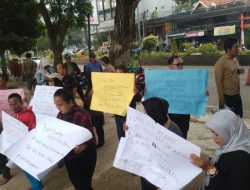 Pelayanan Kantor Pusat Bank Banten Lumpuh Digoyang Massa Aksi Jilid II