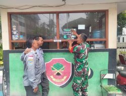 Gercep!! Babinsa Koramil 04/Jebres Pasang Pamlet Rekrutmen Anggota TNI – AD, Catat Jadwal Pendaftarannya