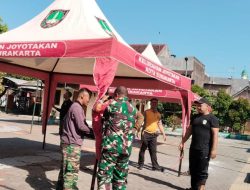 Babinsa Joyotakan Latihan Pemasangan Tenda Darurat Antisipasi Bencana Bersama Bhabinkamtibmas dan Linmas