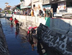 Menyatu Dengan Alam, Kodim 0735/Surakarta Bersihkan Sungai Todipan Dalam Rangka HUT Ke-80 TNI Dan HUT Ke-75 Kodam IV/Dip