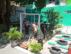 Wujudkan Kebersihan Lingkungan, Babinsa Bersama Security Dan Warga Kerja Bhakti Bersihkan Taman Cerdas Kelurahan Nusukan