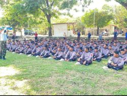 Babinsa Berikan Pelatihan Ketarunaan untuk Membentuk Karakter Disiplin dan Cinta Tanah Air