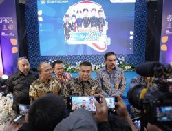 Serahkan Sertipikat ke Penggiat UMKM di Garut, Wamen Ossy Harap Masyarakat Dapat Kembangkan Usaha dan Tingkatkan Taraf Ekonomi