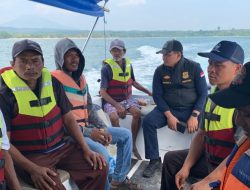 Tim PPNS Dan Patroli Kantor UPP Kelas III Labuhan, Menyisir Lokasi Kejadian Dugaan Penemuan Kerangka KM Cempaka Sari Oleh Nelayan