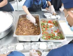 MBG Jadi Jalan Rezeki Ahmad Pemuda Lulusan SMP di Bogor, Terima Gaji Rp. 90 Ribu/Hari