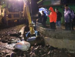 Tanggap Cepat, Bupati Kerinci Bersama Kadis PUPR Terjun Langsung Ke Lokasi Banjir Desa Tangkil