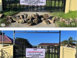 Bakir Marengkeng Kembali Palang Pintu Masuk Kantor DPRD Kabupaten Halsel, Kali Ini Gunakan Batu