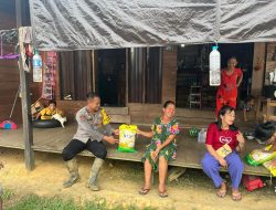 Polsek Kahut Menyalurkan Beras SPHP ke Warga Masyarakat di Desa-desa.