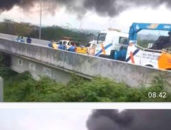 Bus Berlian Jaya Kobong di Toll Kecamatan Pegandon