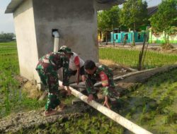 Babinsa Dampingi Petani dalam Pengairan Sawah
