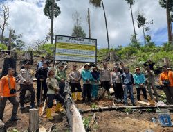 Polsek Batang Gansal Pasang Plang Himbauan di Lahan Bekas Terbakar di Desa Siambul