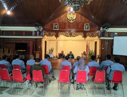 Berikan Arahan Kepada Linmas, Babinsa Kepatihan Wetan Selipkan Pesan Disiplin Dan Loyalitas