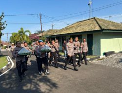 Polres Lampung Selatan Geruduk Kodim 0421, Kapolres AKBP Toni Kasmiri Serahkan Tumpeng di HUT TNI ke-80