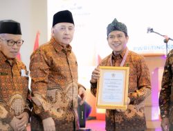 Kang DS Dianugerahi Piagam Penghargaan dan Tanda Kehormatan Wredatama Nugraha Utama dari PWRI.