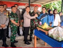 Kapolsek Mendo Barat Hadiahkan Nasi Tumpeng kepada Koramil Mendo Barat Dalam Rangka HUT TNI K-80
