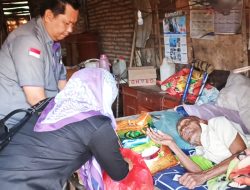 Kakek Natak, 100 Tahun, Hidup Sendirian dan Sakit di Rumah Sederhana, SMSI Way Kanan Beri Bantuan