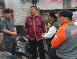 Kepedulian, Bupati Monadi Salurkan Bantuan Untuk Korban Kebakaran Desa Pendung Hilir Kerinci