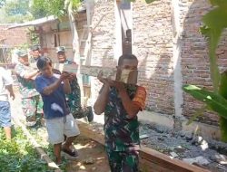 Babinsa Kerja Bakti Bangun Rumah Warga, Wujudkan Kepedulian dan Perhatian