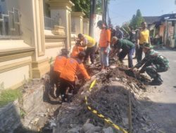 Koramil 04/Jebres Bersama Masyarakat Bergotong-royong Kebut Sasaran Fisik TMMD Sengkuyung Tahap IV