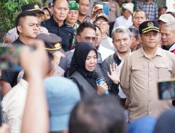 Ketua DPRD Hj. Renie Rahayu Fauzi Turun ke Lapangan, Redam Ketegangan Aksi AMKB dengan Dialog.