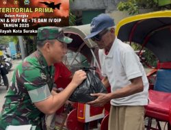Bakti Teritorial Prima HUT Ke-80 TNI, Dandim 0735/Surakarta Gelar Jum’at Berkah Berikan Bantuan Paket Sembako Kepada Tukang Becak