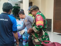 Babinsa dan Staf Kelurahan Joyotakan Kerja Bakti