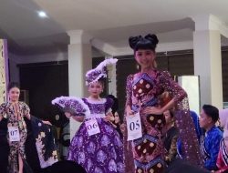 Aralyn Raisya Raih Juara Best Public Speaking Duta Batik Kediri 2025, Bangga Kenakan Batik Merak Kembar