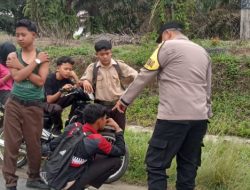 KAPOS KEC. BINTANG BAYU BERI BANTUAN KEPADA ANAK SEKOLAH YANG KEHABISAN MINYAK.