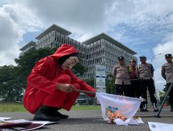 Aksi Tunggal Pria Bertopeng di Gedung Inalum, Tuntut Pesangon Buruh