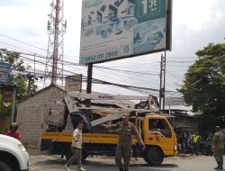 Tak Ada Ampun, Reklame Ilegal di Bandung Dibongkar Satgas Gabungan.