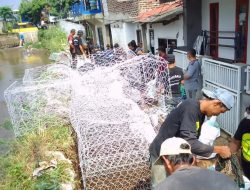 Atasi Banjir Sungai Cigede Lamajang, PRIMA Pasang Tanggul Beronjong Sepanjang 75 Meter.