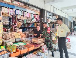 Yakinkan Harga Sembako Tetap Stabil, Babinsa Bersama Lurah Pasar Dan Security Laksanakan Pengecekan Harga Sembako di Pasar Tradisional Nusukan