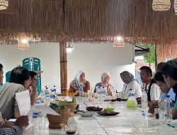 Tim Satgas Pangan Terpadu Mengecek Harga dan Mutu Beras di Pasar Tradisional dan Gudang Putra Indonesia Kabupaten Dompu.