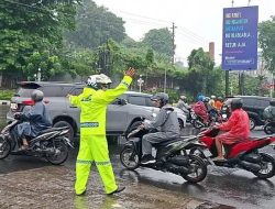 Pelayanan Maksimal, Polisi Laksanakan Pengaturan Lalu Lintas di Tengah Hujan Lebat Semarang Pagi Ini