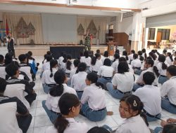 Bangun Kedisiplinan Generasi Muda, Babinsa Punggawan Berikan Wawasan Kebangsaan Kepada Siswa – Siswi SMK Marsudirini Surakarta