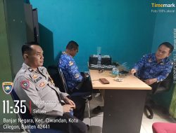 Bhabinkamtibmas Polsek Ciwandan Dialogis Bersama Perangkat Kelurahan Saat Sambang.