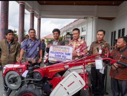 Bupati Humbang Hasundutan Serahkan Alsintan Kepada Kelompok Tani