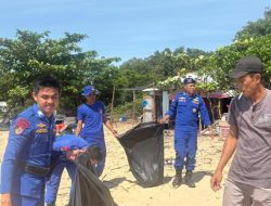 Sambut HUT Polairud ke-75, Polres Bangka Barat dan Warga Pesisir Kompak Bersihkan Pantai Air Bugis