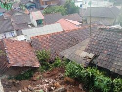Tiga Rumah Rusak dan 20 Jiwa Terdampak Longsor Pangalengan, Pemdes Tanggap Cepat Atasi Longsor
