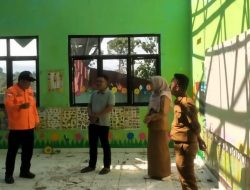 Kepala BPBD Kabupaten Way Kanan Tinjau Lokasi Korban Angin Puting Beliung di Kecamatan Gunung Labuhan