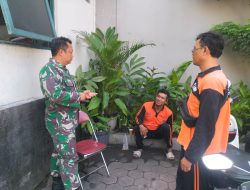Duduk Bersama & Ngobrol Santai, Ini Cara Babinsa Kemlayan Dekat Dengan Petugas Kebersihan.