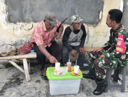 Serap Informasi Sembari Ngopi Bersama Warga, Babinsa Pucangsawit Komsos di Warung kopi
