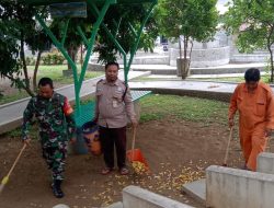 Wujudkan Lingkungan Yang Bersih, Babinsa Pelopori Kerja Bhakti Pembersihan Taman Cerdas Kelurahan Nusukan