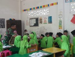 TNI Dukung Kesehatan Anak, Babinsa Klego Dampingi Imunisasi di Sekolah Dasar