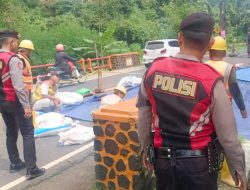 Polisi Gerak Cepat Tangani Longsor di Jembatan Cikaleho, Wujudkan Respons Cepat dan Kepedulian terhadap Keselamatan Masyarakat