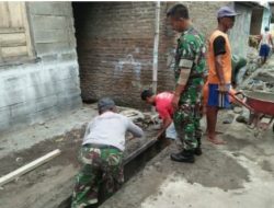 Cegah Banjir, Babinsa Ngemplak Ajak Warga Gotong Royong perbaikan Jalan dan Selokan